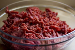 Bœuf haché cru dans un bol