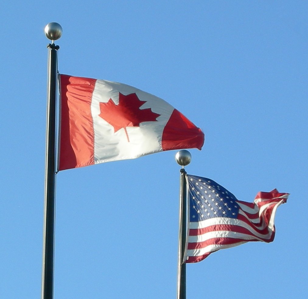 Drapeaux du Canada et des États-Unis côte à côte