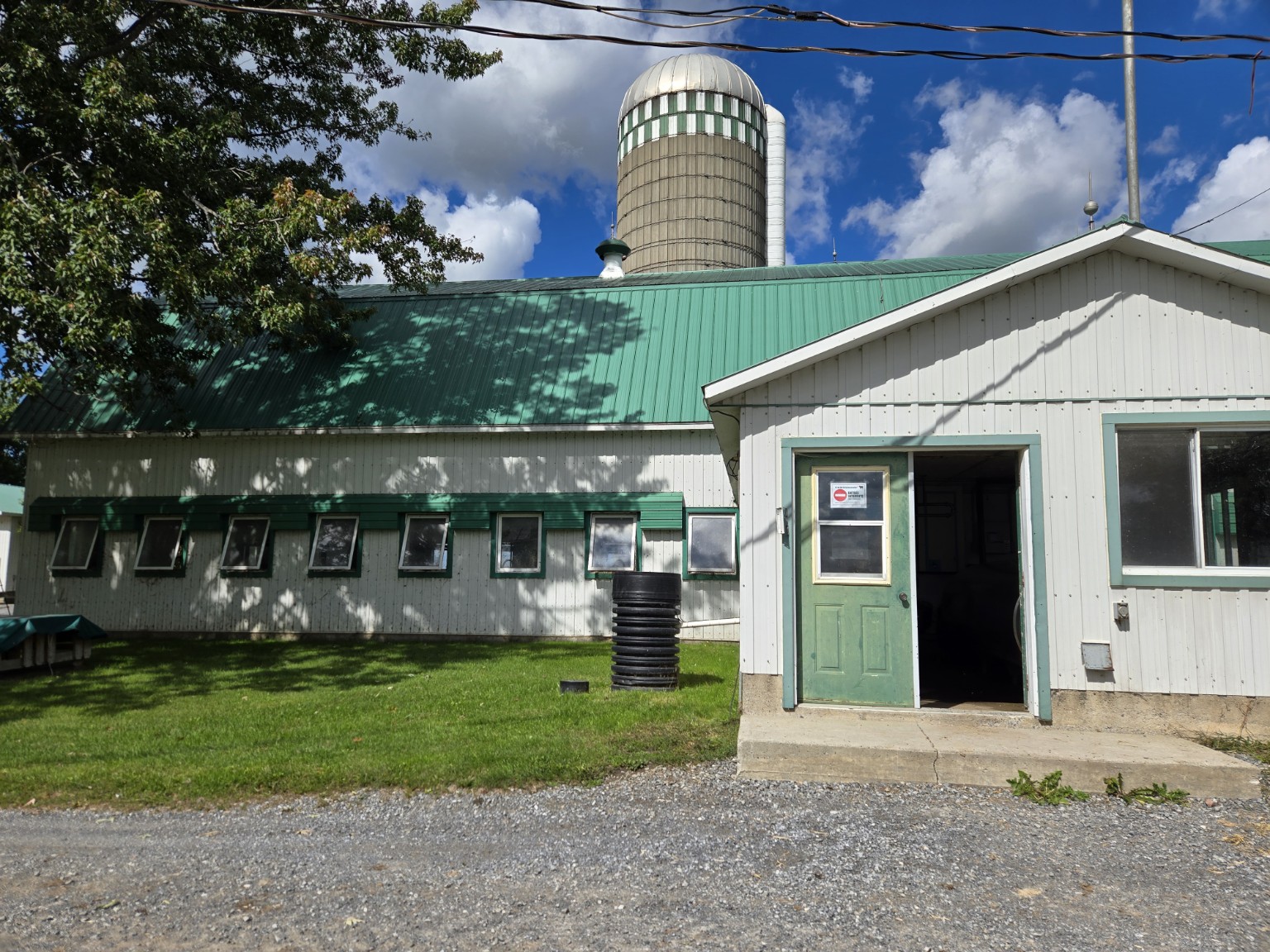 Bâtiments et silo d’une ferme laitière au Québec