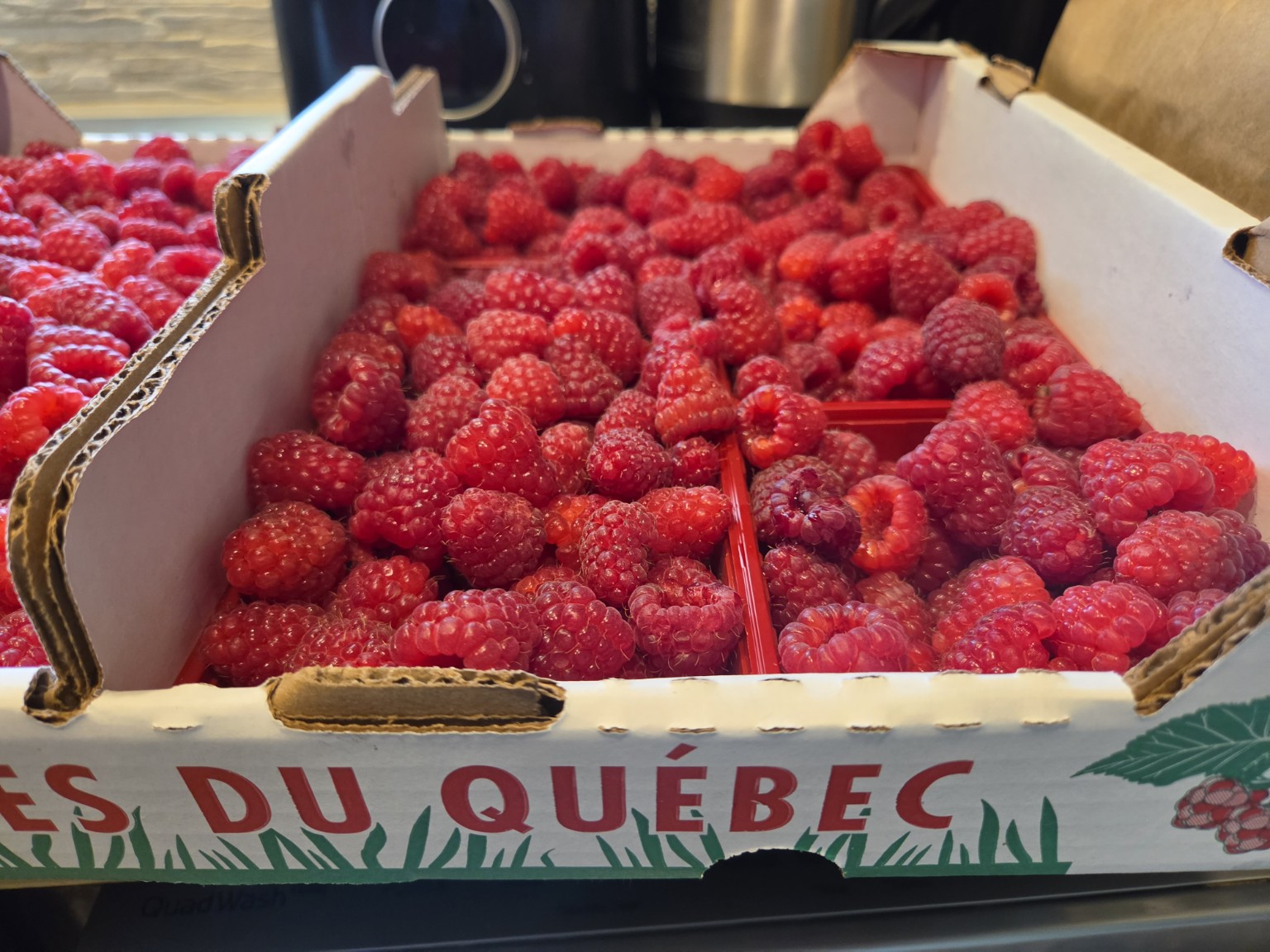 Caisse de framboises du Québec en pleine saison