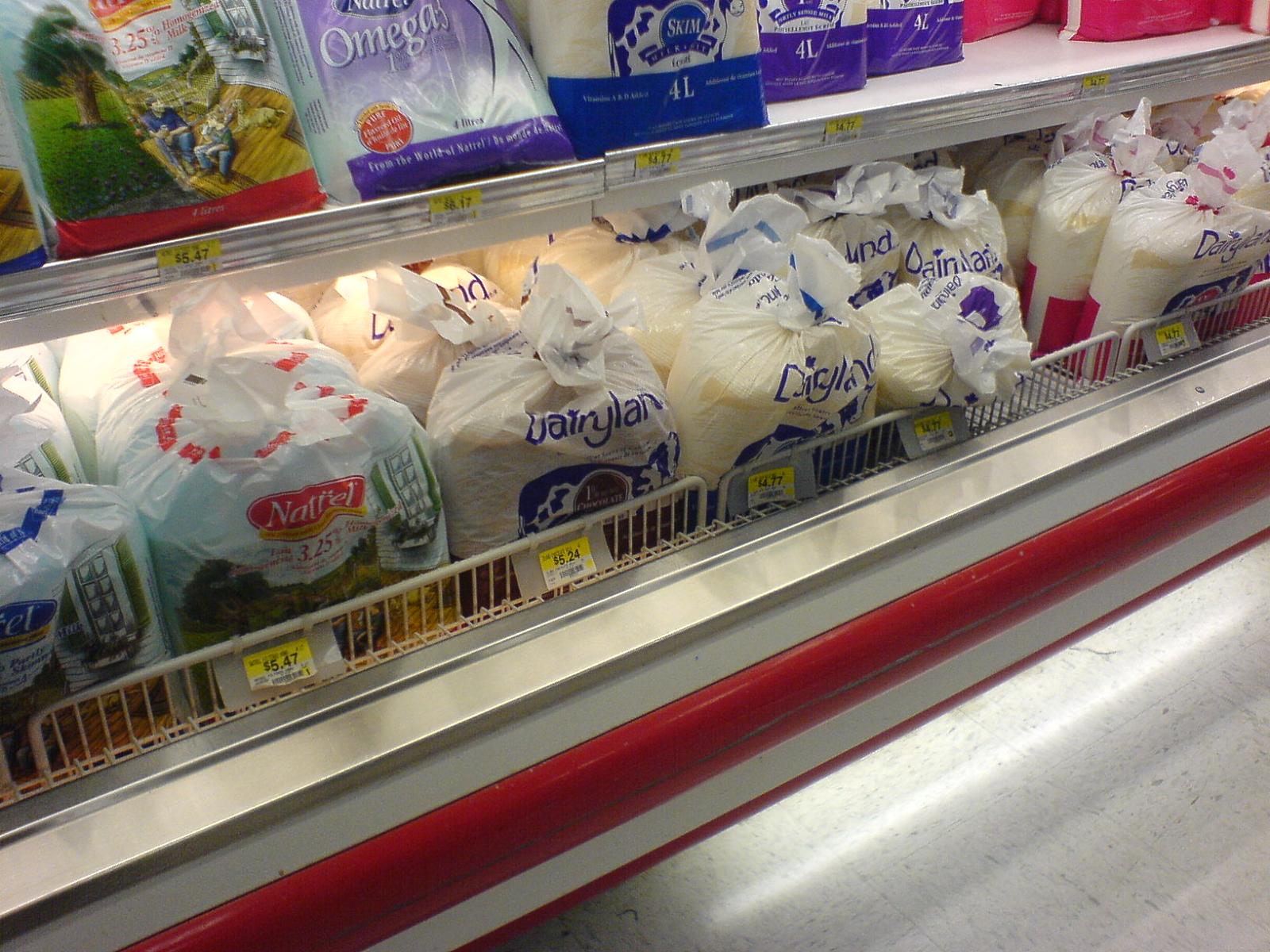 Sacs de lait dans un supermarché à London, Ontario