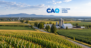 Ferme laitière et terres agricoles au Québec avec le logo complet de la Coalition avenir Québec