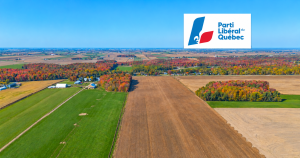 Vue aérienne de terres agricoles à Saint-Simon avec le logo complet du Parti libéral du Québec