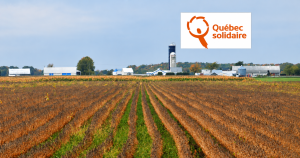 Champs et bâtiments agricoles à Saint-Simon avec le logo complet de Québec solidaire