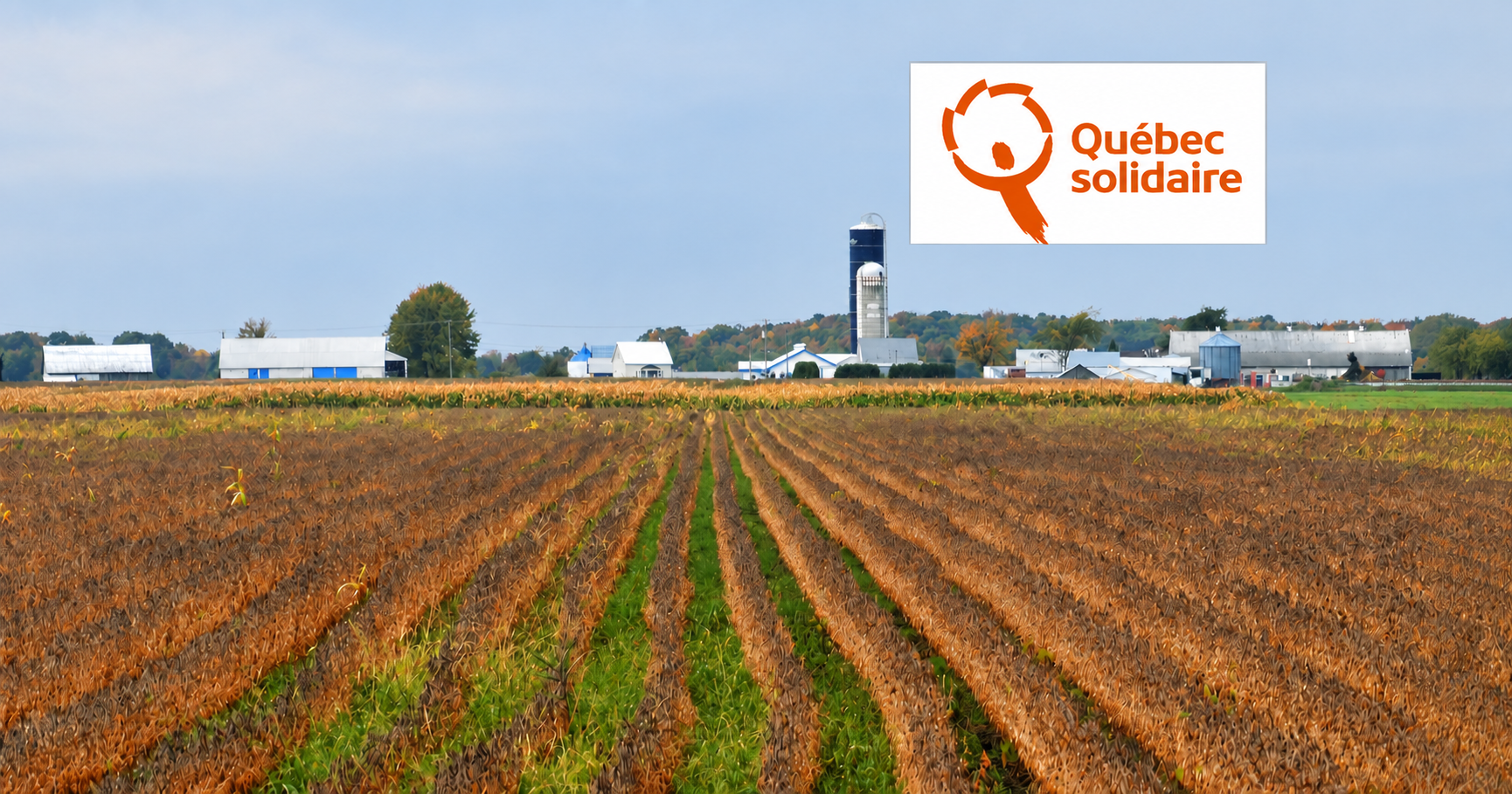 Champs et bâtiments agricoles à Saint-Simon avec le logo complet de Québec solidaire